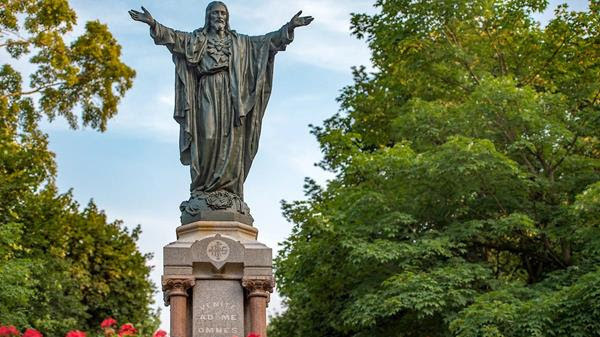 Cometome Statue